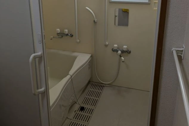 リゾートバイトの寮のお風呂。浴槽とシャワーが完備された、清潔なプライベートバスルームです。