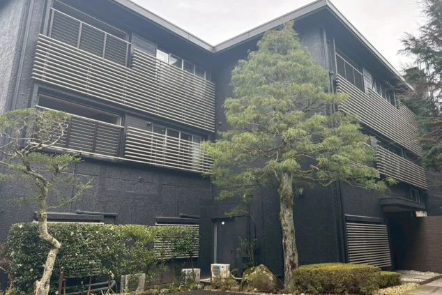 ホテルの施設外観。落ち着いた大人のリゾートで接客スキルを磨ける箱根のリゾートバイト求人。