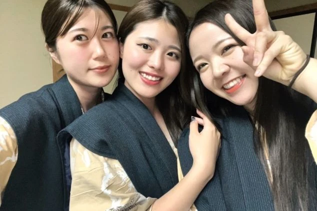 旅館の浴衣を着て、楽しそうに自撮りをする3人の女性。リゾートバイトで新しい出会いや友情を育み、仕事の後に温泉を楽しみたい方に魅力的なワクトリスタッフが撮影したオリジナル画像。