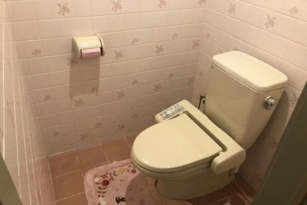 清潔感があり、水回りの設備も整っているトイレの画像