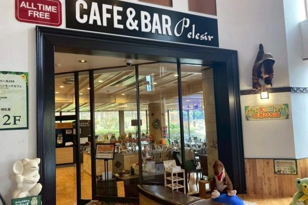 ホテルレストランのテラス席の画像。夜景が広がり、テーブルと椅子が並び、屋外で食事が楽しめる雰囲気。リゾートバイトの職場となる施設の雰囲気を示す。