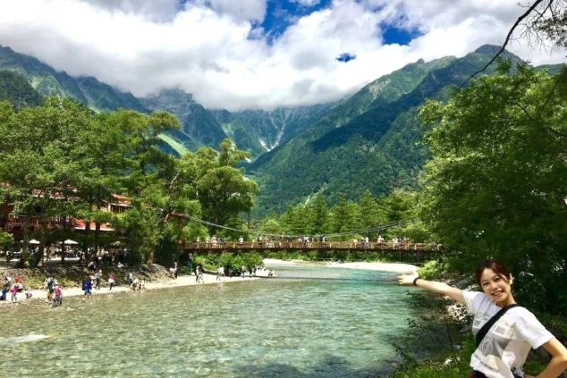 上高地でポーズするワクトリスタッフの画像。