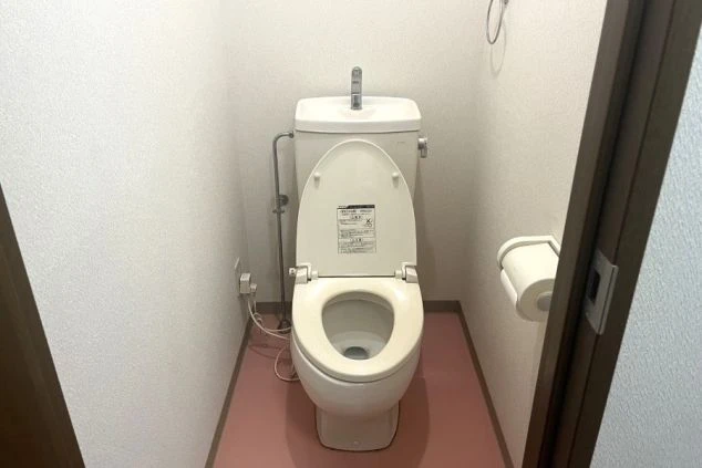 リゾートバイト寮の清潔なトイレ設備。各部屋に専用の洋式トイレがあり、プライバシーも守られる安心の環境。