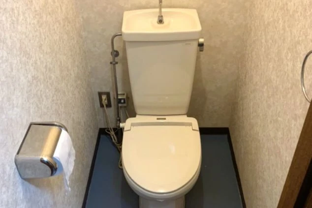 リゾートバイト寮の個室トイレ。ウォシュレット付きで快適に利用できる寮画像。