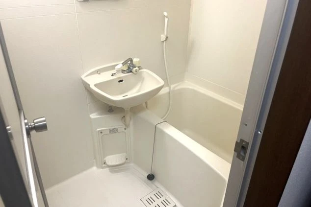 リゾートバイト個室寮のユニットバス。自室でゆっくり入浴できる清潔な設備で、仕事の疲れを癒せる環境。