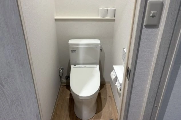 居室内にある温水洗浄便座付きの個別トイレ。水回りが独立しており、衛生面でも安心して過ごせる高機能な個室寮設備の画像。