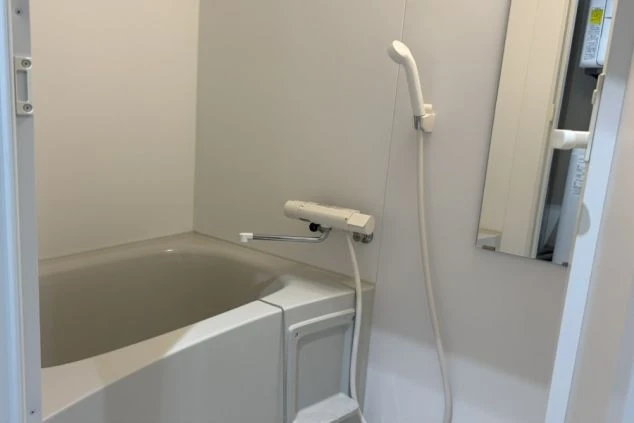 個室寮内に完備された専用バスルーム。清掃が行き届いた清潔なユニットバスで、仕事終わりもリラックスできるプライベートな入浴スペースの画像。