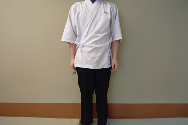 リゾートバイトの仕事風景を表現するイメージ画像。清掃の仕事で着用する、黒いポロシャツとベージュのズボン。