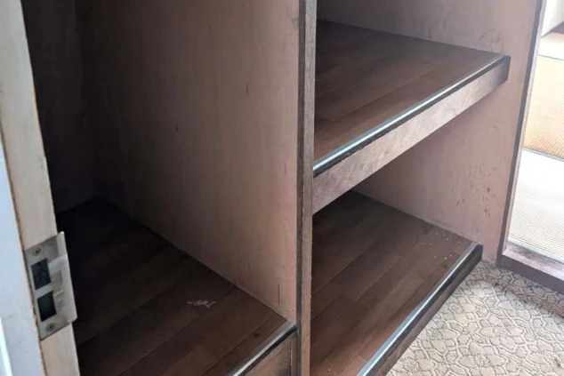 衣類や日用品を整理して収納できる、寮の居室内に設けられた押し入れの画像。