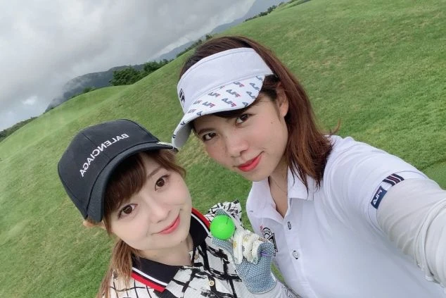 リゾートバイトの仲間と、休日にゴルフを満喫。豊かな自然に囲まれたゴルフ場で、リフレッシュする一日。