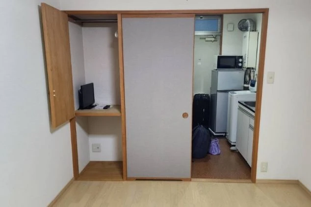 リゾートバイトの寮の部屋の画像。部屋にはテレビとクローゼット、そして隣の部屋には冷蔵庫や洗濯機が備え付けられている。リゾートバイトの寮の部屋の画像。