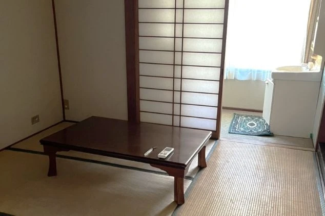 リゾートバイトの完全個室寮の和風テイストの寮内寝室画像