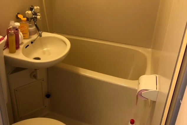 リゾートバイトの個室寮にあるユニットバス。洗面台と浴槽が一体になっており、仕事の後にゆっくり体を休められる。