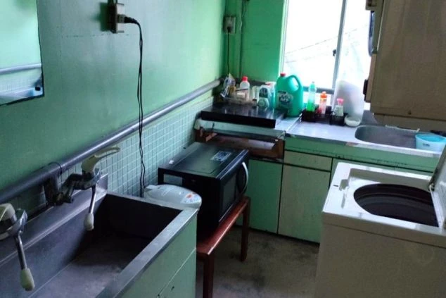 草津温泉のリゾートバイトの共用キッチン・洗濯機の画像。