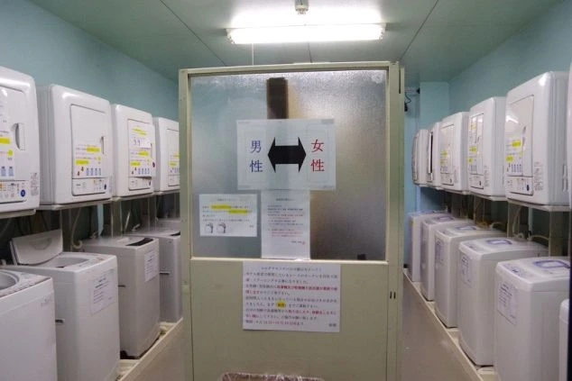 リゾートバイト寮の共同ランドリー。洗濯機と乾燥機が多数設置されており、共同生活も快適に送れる。