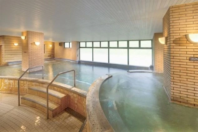 ホテルグリーンプラザ白馬の広々とした温泉大浴場。大きな窓があり、開放的な空間。リゾートバイトの特典として無料入浴できる温泉。