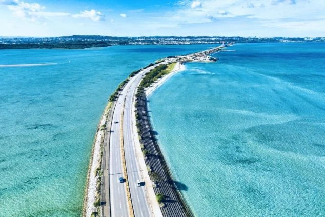 沖縄本島と離島を結ぶ海中道路。エメラルドグリーンの海の上をドライブできる絶景スポット。沖縄でのリゾートバイトで、リゾートホテル、飲食店、マリンアクティビティ施設など、海に関する仕事を探す。