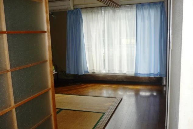 リゾートバイトの相部屋寮の寝室の画像。