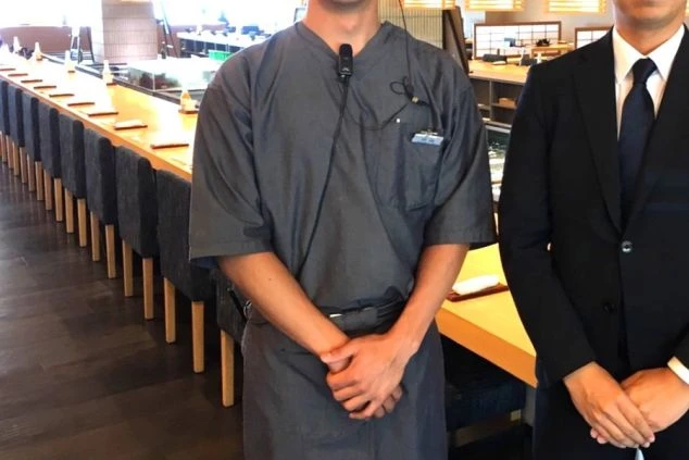 灰色の動きやすい作務衣スタイルの制服。