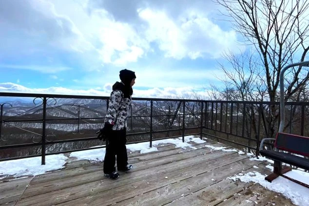 軽井沢のリゾート地と浅間山の景色、カフェでくつろぐ2人の女性がコラージュされた画像。高時給1,300円、働きやすい通し勤務、築浅個室寮に住める、といったリゾートバイトのメリットが書かれている。