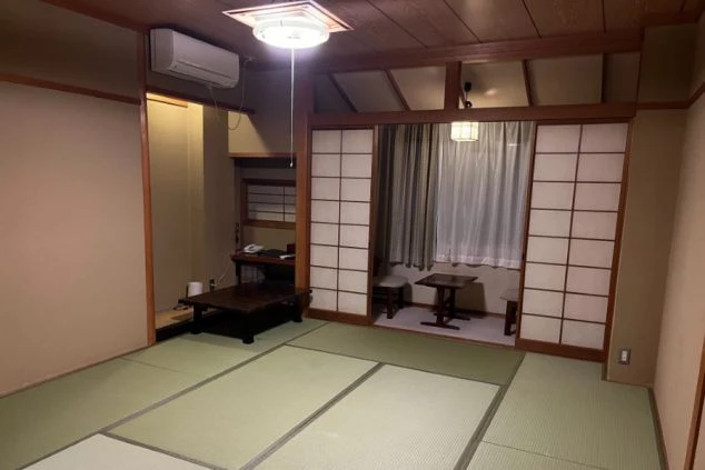 広々とした畳敷きの和室。落ち着いた雰囲気の個室で、リラックスしたプライベートな時間を過ごせます。