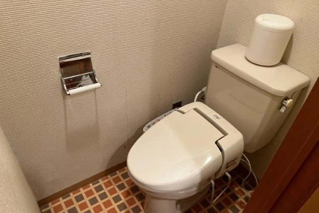 清潔な温水洗浄機能付きのトイレ。快適な寮生活を送るための設備が整っています。