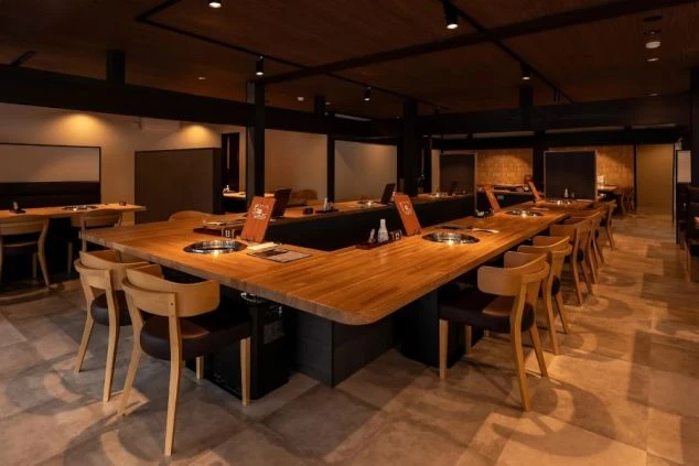 落ち着いた照明とモダンな内装のレストラン。お客様がゆったりと食事を楽しめる、快適な空間作りに携われます。