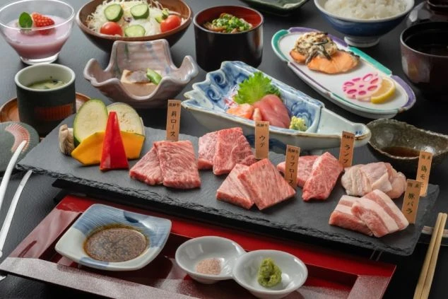 飛騨牛の豪華な食べ比べ。お客様に、地域の食材を使った美味しい料理を提供できる、やりがいのあるお仕事です。