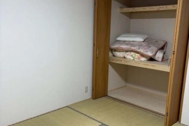 リゾートバイトの寮の和室。日当たりの良い畳の部屋に、収納用の棚や物干しラックが備え付けられています。押し入れには布団も完備しています。