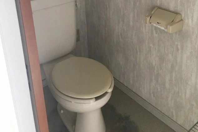 リゾートバイト寮の個室にある洋式トイレの画像。生活に必要な水回りの設備。