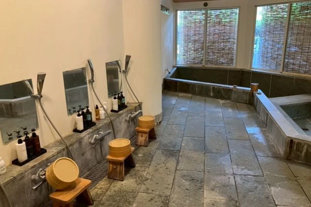 リゾートバイトで入れる大浴場の画像。シャワー、鏡、シャンプー・リンスが完備された広いお風呂。