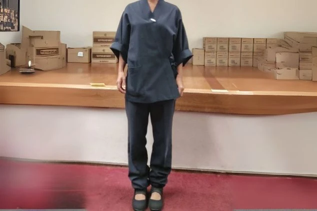 紺色の作務衣(さむえ)に似た制服を着用したスタッフの画像。上下ともにゆったりとしたデザインで、動きやすい。和食レストランや旅館でのリゾートバイトの仕事内容を表す、制服の画像。