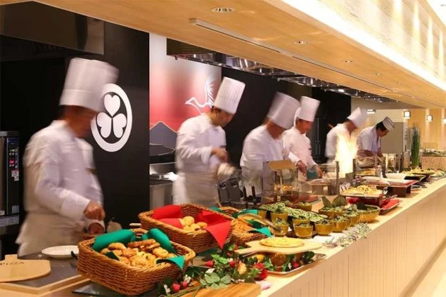 お客様の目の前で調理を行うシェフたち。調理スタッフとして、できたての料理を提供できるライブキッチンでの仕事は、料理好きにはたまりません。