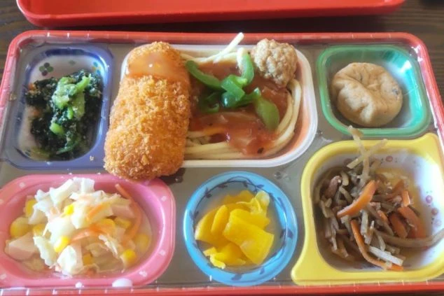 リゾートバイトは食費が無料になる賄い付き求人が魅力。栄養満点の美味しいご飯で、住み込み生活も安心。