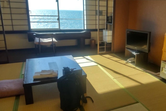 リゾートバイトの寮（客室）の部屋。窓から海が一望できる和室で、非日常の生活を送りながら働ける。