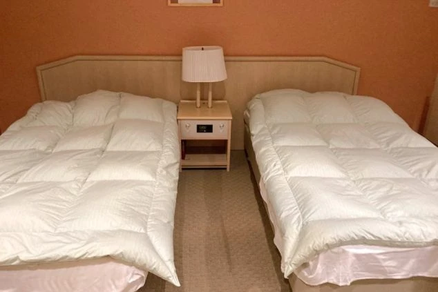 リゾートバイト生活を充実させる、広々とした寮のベッドルームの画像。