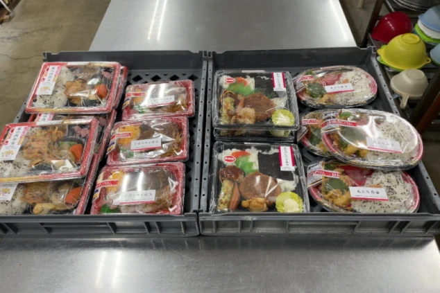 様々な種類のお弁当の写真。休日も支給有。