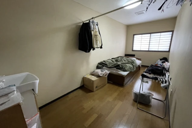 リゾートバイトの個室寮の寝室の写真。