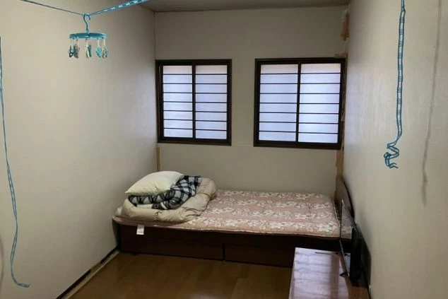 リゾートバイトの個室寮の寝室の写真。