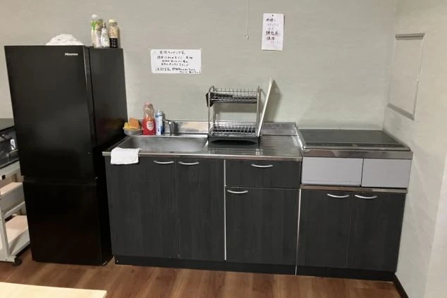 リゾートバイトの個室寮のキッチンの写真。