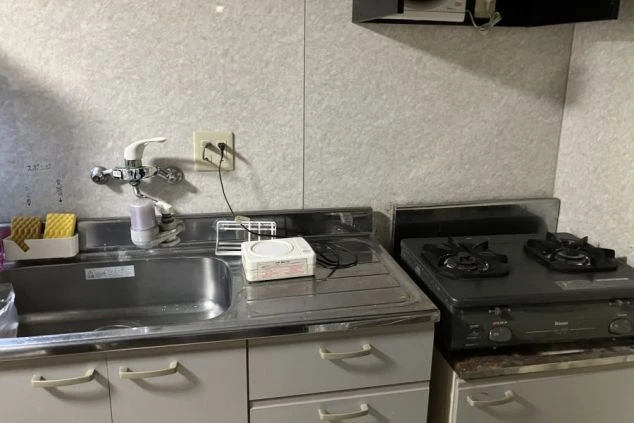 リゾートバイトの個室寮のキッチンのシンクの写真。