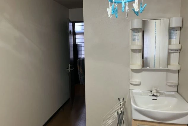 リゾートバイトの個室寮内にある洗面所の写真。