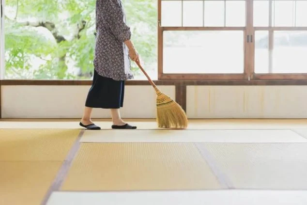 旅館の部屋にいる女性の写真。