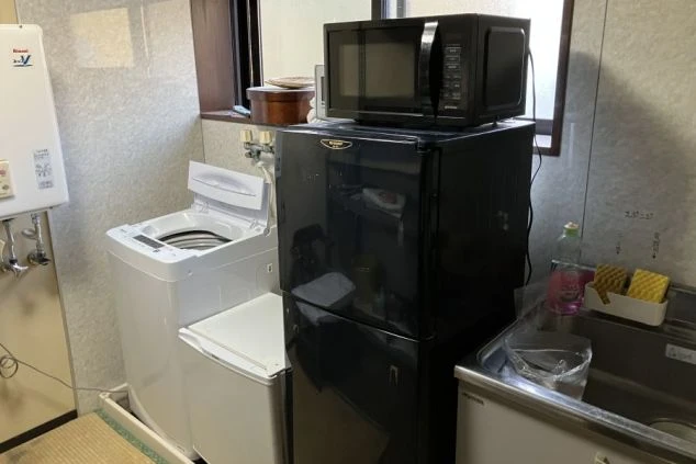 リゾートバイトの個室寮のキッチンの冷蔵庫の写真。