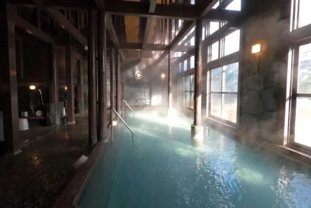 施設の大浴場の写真。光が差し込む幻想的な雰囲気。