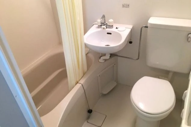 女子寮の浴室の画像。バスタブとトイレが一体型になっているユニットバス。