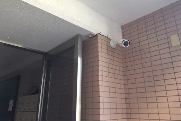 女子寮のエントランスの画像。防犯カメラが設置されている。