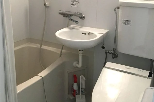 リゾートバイトの女性寮にある、個室のユニットバス。温水洗浄便座付きのトイレと、バスタブが備え付き。