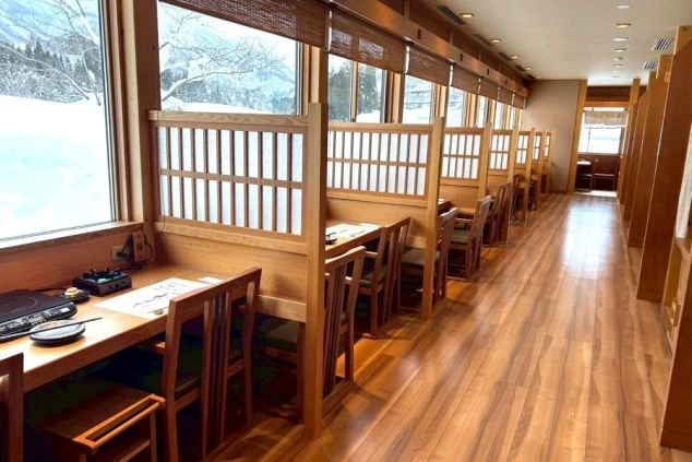 合掌造り風の屋根が特徴的な、風情ある岐阜県白川郷エリアの温泉旅館の玄関アプローチの画像。