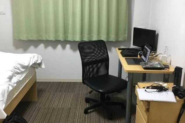 リゾートバイトの女性寮の個室。ベッド、机、テレビが完備された、清潔感のあるプライベート空間です。リゾートバイトで疲れた後も、自分だけの部屋でゆっくりと休めます。